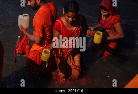 (180806) -- KATMANDOU, 6 août 2018 -- les dévots hindous recueillent l'eau bénite de la rivière Bagmati lors du pèlerinage bol BOM à Sudarijal, Katmandou, Népal, 6 août 2018. Au cours de ce pèlerinage, les dévots marchent des kilomètres pieds nus avant d'offrir l'eau au seigneur Pashupatinath Shiva.) (wtc) NÉPAL-KATHMANDU-CULTURE-bol BOM PÈLERINAGE SunilxSharma PUBLICATIONxNOTxINxCHN Banque D'Images