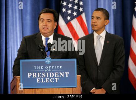 Chicago, États-Unis. 03 septembre 2023. Photo de dossier - Chicago, il - 3 décembre 2008 -- Bill Richardson (à gauche), secrétaire au Commerce des États-Unis et gouverneur du Nouveau-Mexique, s'adresse aux journalistes alors que le président élu des États-Unis Barack Obama se tient à ses côtés lors d'une conférence de presse à Chicago le 3 décembre 2008. - Bill Richardson, l'ancien gouverneur du Nouveau-Mexique, ambassadeur des États-Unis aux Nations Unies et secrétaire à l'énergie sous le président Bill Clinton, est décédé. Richardson avait 75 ans. Photo de Brian Kersey - Pool via CNP /ABACAPRESS.COM crédit : Abaca Press/Alamy Live News Banque D'Images