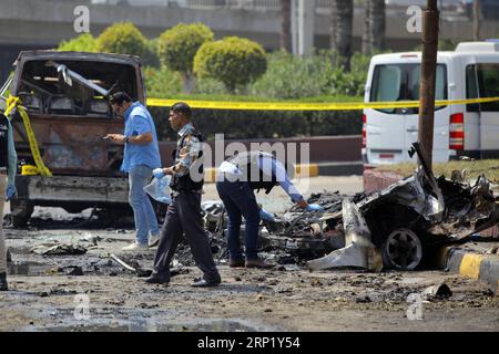 Actualités Bilder des Tages (180806) -- LE CAIRE, 6 août 2018 -- des gens travaillent près d'un véhicule endommagé au Caire, en Égypte, le 6 août 2018. Treize personnes ont été blessées tôt lundi dans une explosion de voiture dans la capitale égyptienne le Caire, a rapporté le site officiel Ahram Online. (Jmmn) EGYPT-CAIRO-VEHICLE-EXPLOSION AhmedxGomaa PUBLICATIONxNOTxINxCHN Banque D'Images