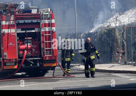 (180806) -- BOLOGNE (ITALIE), 6 août 2018 -- des pompiers travaillent après une explosion à Bologne, Italie, 6 août 2018. Deux personnes ont été tuées et des douzaines blessées lorsqu'un camion-citerne a explosé sur un pont autoroutier à la périphérie de la ville de Bologne, au centre-nord de l'Italie, a rapporté lundi l'agence de presse ANSA. ITALIE-BOLOGNE-PÉTROLIER-EXPLOSION AlbertoxLingria PUBLICATIONxNOTxINxCHN Banque D'Images