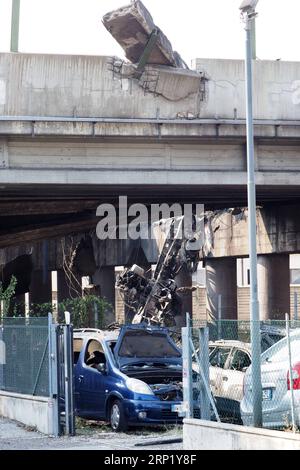 (180806) -- BOLOGNE (ITALIE), 6 août 2018 -- une photo prise le 6 août 2018 montre la scène d'une explosion à Bologne, en Italie. Deux personnes ont été tuées et des douzaines blessées lorsqu'un camion-citerne a explosé sur un pont autoroutier à la périphérie de la ville de Bologne, au centre-nord de l'Italie, a rapporté lundi l'agence de presse ANSA. ITALIE-BOLOGNE-PÉTROLIER-EXPLOSION AlbertoxLingria PUBLICATIONxNOTxINxCHN Banque D'Images