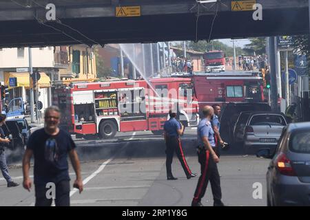 (180806) -- BOLOGNE (ITALIE), 6 août 2018 -- Un camion de pompiers est vu près de la scène d'une explosion à Bologne, Italie, le 6 août 2018. Deux personnes ont été tuées et des douzaines blessées lorsqu'un camion-citerne a explosé sur un pont autoroutier à la périphérie de la ville de Bologne, au centre-nord de l'Italie, a rapporté lundi l'agence de presse ANSA. ITALIE-BOLOGNE-PÉTROLIER-EXPLOSION AlbertoxLingria PUBLICATIONxNOTxINxCHN Banque D'Images