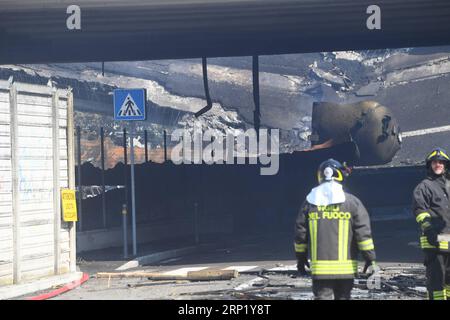 (180806) -- BOLOGNE (ITALIE), 6 août 2018 -- des pompiers travaillent après une explosion à Bologne, Italie, 6 août 2018. Deux personnes ont été tuées et des douzaines blessées lorsqu'un camion-citerne a explosé sur un pont autoroutier à la périphérie de la ville de Bologne, au centre-nord de l'Italie, a rapporté lundi l'agence de presse ANSA. ITALIE-BOLOGNE-PÉTROLIER-EXPLOSION AlbertoxLingria PUBLICATIONxNOTxINxCHN Banque D'Images