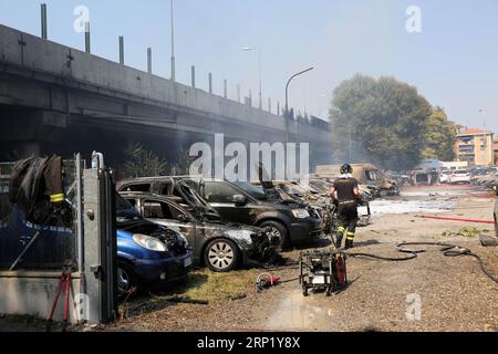 (180806) -- BOLOGNE (ITALIE), 6 août 2018 -- une photo prise le 6 août 2018 montre des voitures endommagées sur les lieux d'une explosion à Bologne, en Italie. Deux personnes ont été tuées et des douzaines blessées lorsqu'un camion-citerne a explosé sur un pont autoroutier à la périphérie de la ville de Bologne, au centre-nord de l'Italie, a rapporté lundi l'agence de presse ANSA. ITALIE-BOLOGNE-PÉTROLIER-EXPLOSION AlbertoxLingria PUBLICATIONxNOTxINxCHN Banque D'Images