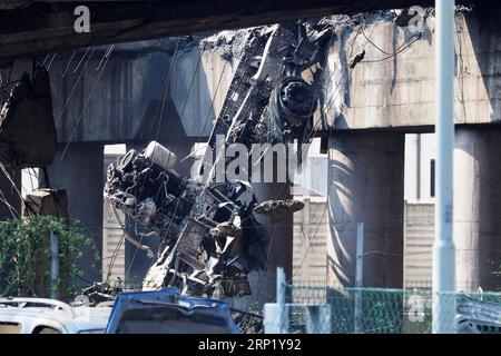 (180806) -- BOLOGNE (ITALIE), 6 août 2018 -- une photo prise le 6 août 2018 montre la scène d'une explosion à Bologne, en Italie. Deux personnes ont été tuées et des dizaines blessées lorsqu'un camion-citerne a explosé sur un pont autoroutier à la périphérie de la ville de Bologne, au centre-nord de l'Italie, a rapporté lundi l'agence de presse ANSA.) ITALIE-BOLOGNE-PÉTROLIER-EXPLOSION AlbertoxLingria PUBLICATIONxNOTxINxCHN Banque D'Images