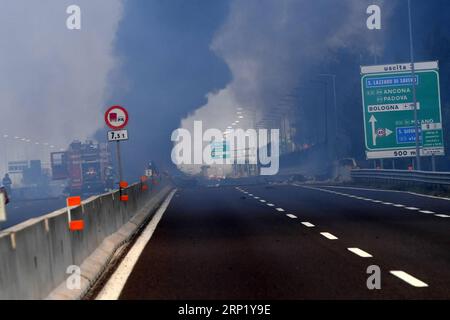 (180806) -- BOLOGNE (ITALIE), 6 août 2018 -- une photo prise le 6 août 2018 montre une forte fumée sur les lieux d'une explosion à Bologne, en Italie. Deux personnes ont été tuées et des douzaines blessées lorsqu'un camion-citerne a explosé sur un pont autoroutier à la périphérie de la ville de Bologne, au centre-nord de l'Italie, a rapporté lundi l'agence de presse ANSA. ITALIE-BOLOGNE-PÉTROLIER-EXPLOSION AlbertoxLingria PUBLICATIONxNOTxINxCHN Banque D'Images