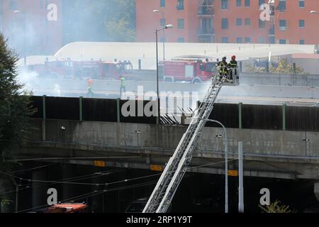 (180806) -- BOLOGNE (ITALIE), 6 août 2018 -- des pompiers travaillent après une explosion à Bologne, Italie, 6 août 2018. Deux personnes ont été tuées et des douzaines blessées lorsqu'un camion-citerne a explosé sur un pont autoroutier à la périphérie de la ville de Bologne, au centre-nord de l'Italie, a rapporté lundi l'agence de presse ANSA. ITALIE-BOLOGNE-PÉTROLIER-EXPLOSION AlbertoxLingria PUBLICATIONxNOTxINxCHN Banque D'Images