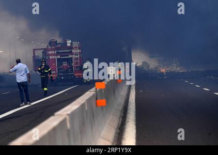 (180806) -- BOLOGNE (ITALIE), 6 août 2018 -- des pompiers travaillent après une explosion à Bologne, Italie, 6 août 2018. Deux personnes ont été tuées et des douzaines blessées lorsqu'un camion-citerne a explosé sur un pont autoroutier à la périphérie de la ville de Bologne, au centre-nord de l'Italie, a rapporté lundi l'agence de presse ANSA. ITALIE-BOLOGNE-PÉTROLIER-EXPLOSION AlbertoxLingria PUBLICATIONxNOTxINxCHN Banque D'Images