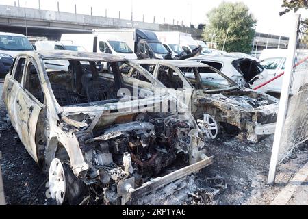 (180806) -- BOLOGNE (ITALIE), 6 août 2018 -- une photo prise le 6 août 2018 montre des voitures endommagées sur les lieux d'une explosion à Bologne, en Italie. Deux personnes ont été tuées et des douzaines blessées lorsqu'un camion-citerne a explosé sur un pont autoroutier à la périphérie de la ville de Bologne, au centre-nord de l'Italie, a rapporté lundi l'agence de presse ANSA. ITALIE-BOLOGNE-PÉTROLIER-EXPLOSION AlbertoxLingria PUBLICATIONxNOTxINxCHN Banque D'Images