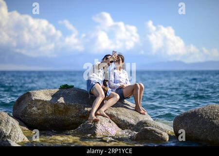 (180807) -- URUMQI, 7 août 2018 (Xinhua) -- des touristes prennent des selfies au lac Sayram, dans la région autonome ouïgoure du Xinjiang du nord-ouest de la Chine, le 5 juillet 2018. La région autonome ouïgoure du Xinjiang la plus occidentale de la Chine a accueilli un record de 107 millions de touristes en 2017, soit une hausse de 32,4 % par rapport à l année précédente. En outre, les touristes ont dépensé plus de 182 milliards de yuans (28,4 milliards de dollars américains) au Xinjiang l’an dernier, soit 30 % de plus qu’en 2016. (Xinhua/Zhao GE) CHINA-XINJIANG-SCENERY-TOURISM (CN) PUBLICATIONxNOTxINxCHN Banque D'Images