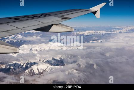 (180807) -- URUMQI, 7 août 2018 (Xinhua) -- une photo aérienne prise le 15 mai 2018 montre la vue des montagnes Kunlun recouvertes de neige, dans la région autonome ouïgour du Xinjiang du nord-ouest de la Chine. La région autonome ouïgoure du Xinjiang la plus occidentale de la Chine a accueilli un record de 107 millions de touristes en 2017, soit une hausse de 32,4 % par rapport à l année précédente. En outre, les touristes ont dépensé plus de 182 milliards de yuans (28,4 milliards de dollars américains) au Xinjiang l’an dernier, soit 30 % de plus qu’en 2016. (Xinhua/Jiang Wenyao) CHINA-XINJIANG-SCENERY-TOURISM (CN) PUBLICATIONxNOTxINxCHN Banque D'Images