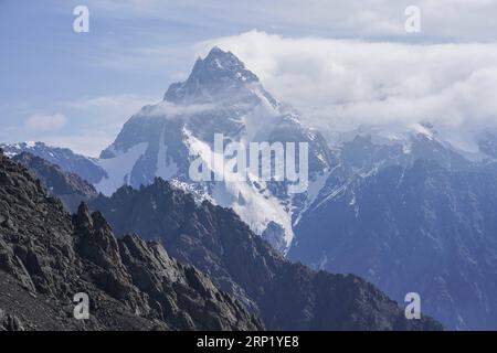 (180807) -- URUMQI, 7 août 2018 (Xinhua) -- la photo prise le 29 juillet 2018 montre la vue de la montagne Bogda à Urumqi, dans la région autonome ouïgoure du Xinjiang du nord-ouest de la Chine. La région autonome ouïgoure du Xinjiang la plus occidentale de la Chine a accueilli un record de 107 millions de touristes en 2017, soit une hausse de 32,4 % par rapport à l année précédente. En outre, les touristes ont dépensé plus de 182 milliards de yuans (28,4 milliards de dollars américains) au Xinjiang l’an dernier, soit 30 % de plus qu’en 2016. (Xinhua/Hu Huhu) CHINA-XINJIANG-SCENERY-TOURISM (CN) PUBLICATIONxNOTxINxCHN Banque D'Images