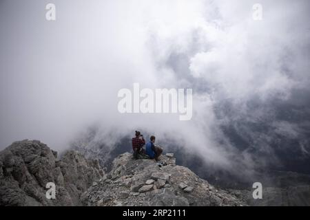 (180809) -- KATERINI (GRÈCE), 9 août 2018 -- la photo prise le 8 août 2018 montre des alpinistes profitant de la vue depuis Mytikas , le plus haut sommet du mont Olympe, dans le nord de la Grèce. Le mont Olympe est la plus haute montagne de Grèce avec le plus haut sommet de 2 917 mètres. Olympe est remarquable dans la mythologie grecque comme la maison des dieux grecs.) GRÈCE-MONT OLYMPUS-SCENERY DimitrisxTosidis PUBLICATIONxNOTxINxCHN Banque D'Images