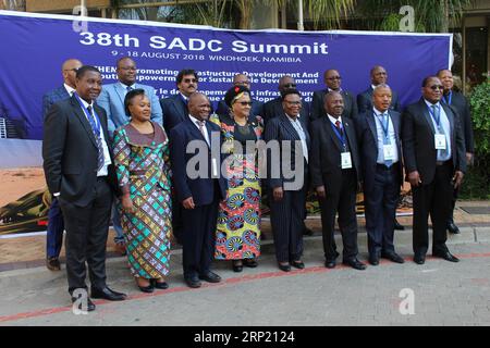 (180809) -- WINDHOEK, 9 août 2018 -- les membres du Comité permanent des hauts fonctionnaires de la Communauté de développement de l'Afrique australe (SADC) posent pour une photo de groupe au 38e Sommet ordinaire de la SADC à Windhoek, capitale de la Namibie, le 9 août 2018. Le 38e Sommet ordinaire de la SADC a lieu sous le thème promouvoir le développement des infrastructures et l'autonomisation des jeunes pour le développement durable et se terminera le 18 août.) SOMMET NAMIBIE-WINDHOEK-SADC Nampa PUBLICATIONxNOTxINxCHN Banque D'Images