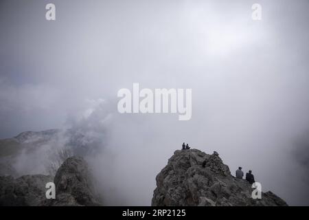 (180809) -- KATERINI (GRÈCE), 9 août 2018 -- la photo prise le 8 août 2018 montre des alpinistes profitant de la vue depuis Mytikas , le plus haut sommet du mont Olympe, dans le nord de la Grèce. Le mont Olympe est la plus haute montagne de Grèce avec le plus haut sommet de 2 917 mètres. Olympe est remarquable dans la mythologie grecque comme la maison des dieux grecs.) GRÈCE-MONT OLYMPUS-SCENERY DimitrisxTosidis PUBLICATIONxNOTxINxCHN Banque D'Images