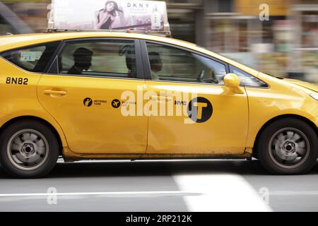 (180809) -- NEW YORK, 9 août 2018 -- Un taxi jaune est vu dans une rue de Manhattan, New York, États-Unis, le 9 août 2018. Le conseil municipal de New York a adopté mercredi des règlements sur l'industrie des véhicules de location, fixant un plafond d'un an sur le nombre de véhicules de location sur la route. L'industrie du transport basé sur des applications à New York City comprend environ 80 000 véhicules, éclipsant les 13 587 médaillons de taxis de la ville, selon une dernière étude de la New School for the taxi and Limousine Commission. ÉTATS-UNIS-NEW YORK-RÉGLEMENTATION DES VÉHICULES DE LOCATION LIXMUZI PUBLICATIONXNOTXINXCHN Banque D'Images