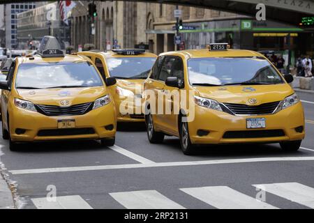 (180809) -- NEW YORK, 9 août 2018 -- des taxis jaunes sont vus dans une rue de Manhattan, New York, États-Unis, 9 août 2018. Le conseil municipal de New York a adopté mercredi des règlements sur l'industrie des véhicules de location, fixant un plafond d'un an sur le nombre de véhicules de location sur la route. L'industrie du transport basé sur des applications à New York City comprend environ 80 000 véhicules, éclipsant les 13 587 médaillons de taxis de la ville, selon une dernière étude de la New School for the taxi and Limousine Commission. ÉTATS-UNIS-NEW YORK-RÉGLEMENTATION DES VÉHICULES DE LOCATION LIXMUZI PUBLICATIONXNOTXINXCHN Banque D'Images