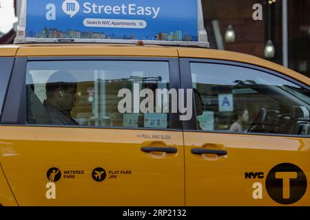 180809 -- NEW YORK, le 9 août 2018 -- Un taxi jaune est vu dans une rue de Manhattan, New York, États-Unis, le 9 août 2018. Le conseil municipal de New York a adopté mercredi des règlements sur l'industrie des véhicules de location, fixant un plafond d'un an sur le nombre de véhicules de location sur la route. L'industrie du transport basée sur des applications à New York City comprend environ 80 000 véhicules, éclipsant les 13 587 taxis médaillons de la ville, selon une dernière étude de la New School for the taxi and Limousine Commission. ÉTATS-UNIS-NEW YORK-RÉGLEMENTATION DES VÉHICULES DE LOCATION LIXMUZI PUBLICATIONXNOTXINXCHN Banque D'Images