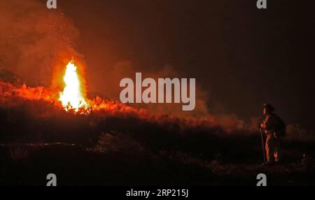 (180810) -- LAC ELSINORE, 10 août 2018 -- Un pompier surveille les incendies de forêt dans la forêt nationale de Cleveland, au lac Elsinore, Californie, États-Unis, le 9 août 2018. Des dizaines de feux de forêt brûlent actuellement en Californie. )(dh) U.S.-CALIFORNIA-WILDFIRE LixYing PUBLICATIONxNOTxINxCHN Banque D'Images