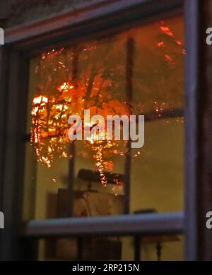 (180810) -- LAC ELSINORE, 10 août 2018 -- image du feu de forêt sur la fenêtre d'une maison du lac Elsinore, Californie, États-Unis, 9 août 2018. Des dizaines de feux de forêt brûlent actuellement en Californie. )(dh) U.S.-CALIFORNIA-WILDFIRE LixYing PUBLICATIONxNOTxINxCHN Banque D'Images