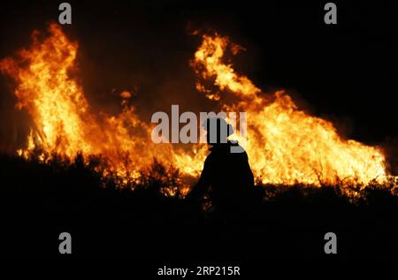 (180810) -- LAC ELSINORE, 10 août 2018 -- Un pompier surveille les incendies de forêt dans la forêt nationale de Cleveland, au lac Elsinore, Californie, États-Unis, le 9 août 2018. Des dizaines de feux de forêt brûlent actuellement en Californie. )(dh) U.S.-CALIFORNIA-WILDFIRE LixYing PUBLICATIONxNOTxINxCHN Banque D'Images