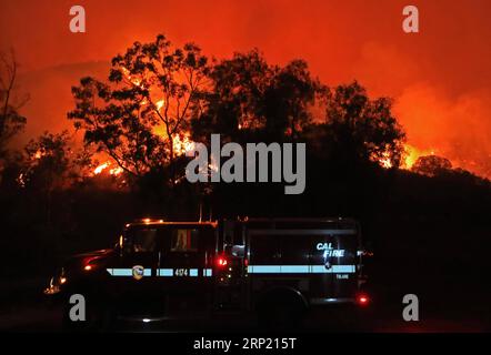 (180810) -- LAC ELSINORE, le 10 août 2018 -- Un camion de pompiers est vu comme un feu de forêt dans la forêt nationale de Cleveland, au lac Elsinore, aux États-Unis, le 9 août 2018. Des dizaines de feux de forêt brûlent actuellement en Californie. )(dh) U.S.-CALIFORNIA-WILDFIRE LixYing PUBLICATIONxNOTxINxCHN Banque D'Images