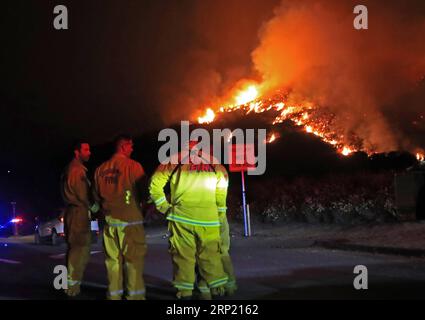 (180810) -- LAC ELSINORE, 10 août 2018 -- les pompiers surveillent les incendies de forêt dans la forêt nationale de Cleveland, au lac Elsinore, Californie, États-Unis, le 9 août 2018. Des dizaines de feux de forêt brûlent actuellement en Californie. )(dh) U.S.-CALIFORNIA-WILDFIRE LixYing PUBLICATIONxNOTxINxCHN Banque D'Images