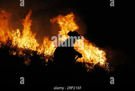 (180810) -- LAC ELSINORE, 10 août 2018 -- Un pompier travaille pendant que le feu de forêt brûle dans la forêt nationale de Cleveland, au lac Elsinore, Californie, États-Unis, le 9 août 2018. Des dizaines de feux de forêt brûlent actuellement en Californie. )(dh) U.S.-CALIFORNIA-WILDFIRE LixYing PUBLICATIONxNOTxINxCHN Banque D'Images
