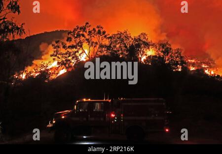 (180810) -- LAC ELSINORE, le 10 août 2018 -- Un camion de pompiers est vu comme un feu de forêt dans la forêt nationale de Cleveland, au lac Elsinore, aux États-Unis, le 9 août 2018. Des dizaines de feux de forêt brûlent actuellement en Californie. )(dh) U.S.-CALIFORNIA-WILDFIRE LixYing PUBLICATIONxNOTxINxCHN Banque D'Images