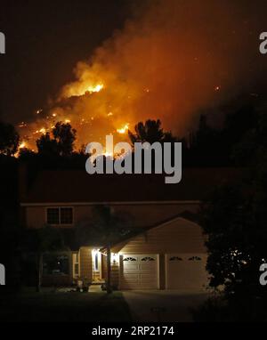 (180810) -- LAC ELSINORE, le 10 août 2018 -- un feu de forêt brûle derrière une maison à Lake Elsinore, Californie, États-Unis, le 9 août 2018. Des dizaines de feux de forêt brûlent actuellement en Californie. )(dh) U.S.-CALIFORNIA-WILDFIRE LixYing PUBLICATIONxNOTxINxCHN Banque D'Images