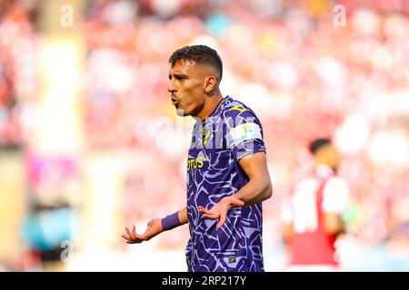 AESSEAL New York Stadium, Rotherham, Angleterre - 2 septembre 2023 Dimitris Giannoulis (30) de Norwich City fait un geste à l'arbitre assistant - pendant le match Rotherham United v Norwich City, Sky Bet Championship, 2023/24, AESSEAL New York Stadium, Rotherham, Angleterre - 2 septembre 2023 crédit : Mathew Marsden/WhiteRosePhotos/Alamy Live News Banque D'Images