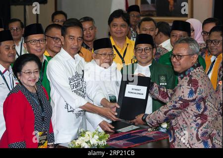 (180810) -- JAKARTA, 10 août 2018 -- le président indonésien Joko Widodo (2e L, front) et son coéquipier, le religieux islamique Ma ruf Amin (3e L, front), soumettent des documents à Jakarta, Indonésie, le 10 août 2018. Le président indonésien Joko Widodo et son ancien rival aux élections générales de 2014, le général à la retraite Prabowo Subianto, ont officiellement inscrit leur candidature à la commission électorale du pays vendredi. (Qxy) INDONÉSIE-JAKARTA-CANDIDATS À LA PRÉSIDENCE-SOUMETTRE DES DOCUMENTS VerixSanovri PUBLICATIONxNOTxINxCHN Banque D'Images