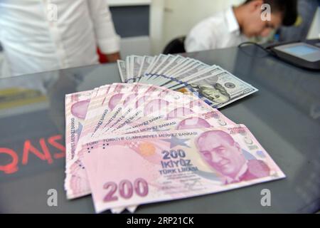 Actualités Bilder des Tages (180810) -- ANKARA, 10 août 2018 -- Un bureau de change montre des billets de banque en dollars américains et en livres turques dans un bureau de change à Ankara, en Turquie, le 10 août 2018. La lire turque début vendredi a atteint un creux historique de 6,30 contre le dollar américain, un jour après une impasse dans les pourparlers bilatéraux à Washington qui visaient à résoudre la crise politique entre la Turquie et les États-Unis. )(dh) TURKEY-ANKARA-LIRA-PLUNGE MustafaxKaya PUBLICATIONxNOTxINxCHN Banque D'Images