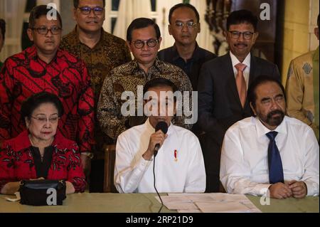 (180810) -- JAKARTA, le 10 août 2018 -- le président indonésien Joko Widodo (C, avant) assiste à une conférence de presse à Jakarta, Indonésie, le 9 août 2018. Le président indonésien Joko Widodo et son ancien rival aux élections générales de 2014, le général à la retraite Prabowo Subianto, ont officiellement inscrit leur candidature à la commission électorale du pays vendredi. (Qxy) INDONÉSIE-JAKARTA-CONFÉRENCE DE PRESSE-CANDIDATS À LA PRÉSIDENCE VerixSanovri PUBLICATIONxNOTxINxCHN Banque D'Images