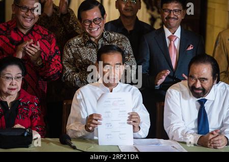 (180810) -- JAKARTA, le 10 août 2018 -- le président indonésien Joko Widodo (C, avant) assiste à une conférence de presse à Jakarta, Indonésie, le 9 août 2018. Le président indonésien Joko Widodo et son ancien rival aux élections générales de 2014, le général à la retraite Prabowo Subianto, ont officiellement inscrit leur candidature à la commission électorale du pays vendredi. (Qxy) INDONÉSIE-JAKARTA-CONFÉRENCE DE PRESSE-CANDIDATS À LA PRÉSIDENCE VerixSanovri PUBLICATIONxNOTxINxCHN Banque D'Images