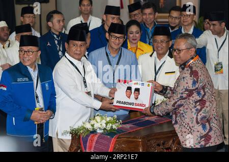 (180810) -- JAKARTA, 10 août 2018 -- Prabowo Subianto (2e L, front) et son coéquipier Sandiaga Uno (3e L, front), entrepreneur et vice-gouverneur de Jakarta, soumettent des documents à Jakarta, Indonésie, le 10 août 2018. Le président indonésien Joko Widodo et son ancien rival aux élections générales de 2014, le général à la retraite Prabowo Subianto, ont officiellement inscrit vendredi leur candidature à la commission électorale du pays. )(dh) INDONÉSIE-JAKARTA-CANDIDATS À LA PRÉSIDENCE-SOUMETTRE DES DOCUMENTS VerixSanovri PUBLICATIONxNOTxINxCHN Banque D'Images