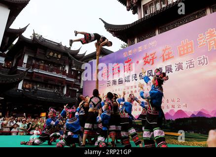 (180811) -- SHANGHAI, 11 août 2018 (Xinhua) -- des danseurs interprètent une danse du groupe éthinique Yi à l'exposition d'art populaire du Yunnan au jardin Yuyuan dans l'est de la Chine Shanghai, le 10 août 2018. L'exposition a débuté ici vendredi et montre des danses folkloriques, des artères locales et des paysages de la ville de Qujing dans la province du Yunnan. (Xinhua/Liu Ying) (gxn) CHINA-SHANGHAI-YUNNAN-FOLR ART EXHIBITION (CN) PUBLICATIONxNOTxINxCHN Banque D'Images