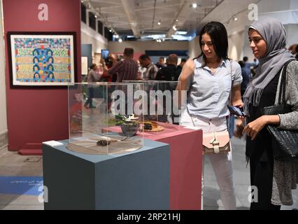 (180811) -- ALEXANDRIE (ÉGYPTE), 11 août 2018 -- les visiteurs sont présents dans l'exposition du patrimoine culturel immatériel chinois à la Bibliotheca Alexandrie, Alexandrie, Égypte, le 8 août 2018. POUR ALLER AVEC feature : l'exposition de Shanghai à Alexandrie inspire la compréhension égyptienne de la culture chinoise. (QXY) EGYPTE-ALEXANDRIE-EXPOSITION DU PATRIMOINE CULTUREL IMMATÉRIEL CHINOIS-CÉRÉMONIE D'OUVERTURE WUXHUIWO PUBLICATIONXNOTXINXCHN Banque D'Images