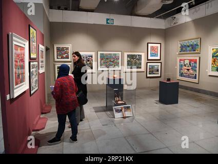 (180811) -- ALEXANDRIE (ÉGYPTE), 11 août 2018 -- les visiteurs sont présents dans l'exposition du patrimoine culturel immatériel chinois à la Bibliotheca Alexandrie, Alexandrie, Égypte, le 8 août 2018. POUR ALLER AVEC feature : l'exposition de Shanghai à Alexandrie inspire la compréhension égyptienne de la culture chinoise. (QXY) EGYPTE-ALEXANDRIE-EXPOSITION DU PATRIMOINE CULTUREL IMMATÉRIEL CHINOIS-CÉRÉMONIE D'OUVERTURE WUXHUIWO PUBLICATIONXNOTXINXCHN Banque D'Images