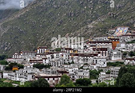 (180811) -- LHASSA, 11 août 2018 -- Une immense peinture Thangka est exposée au monastère de Drepung à Lhassa, capitale de la région autonome du Tibet du sud-ouest de la Chine, le 11 août 2018. Les célébrations du traditionnel festival de Shoton, ou festival du yaourt, ont commencé à Lhassa samedi. Cette année, l'événement mettra en vedette le soleil traditionnel des cérémonies du Bouddha, avec d'énormes peintures Thangka portant l'image du Bouddha exposées sur les collines près des monastères de Drepung et de sera, ainsi que des spectacles d'opéra tibétain, des spectacles d'équitation et un spectacle de costumes ethniques.) (ZYD) CHINE-TIBET-SHOTON FE Banque D'Images