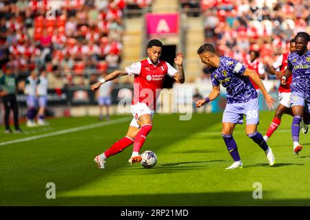 AESSEAL New York Stadium, Rotherham, Angleterre - 2 septembre 2023 Andre Green (11) de Rotherham United affronte Dimitris Giannoulis (30) de Norwich City - pendant le match Rotherham United contre Norwich City, Sky Bet Championship, 2023/24, AESSEAL New York Stadium, Rotherham, Angleterre - 2 septembre 2023 crédit: Mathew Marsden/WhiteRosePhotos/Alamy Live News Banque D'Images