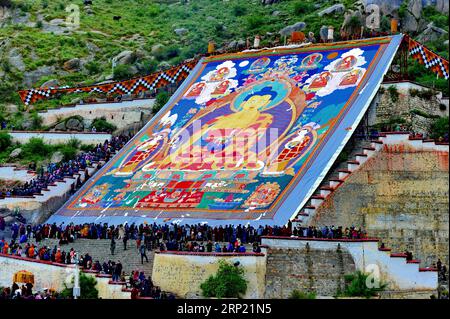 (180811) -- LHASSA, 11 août 2018 -- la photo montre la scène de la cérémonie traditionnelle de bronzage du Bouddha au monastère de Drepung à Lhassa, capitale de la région autonome du Tibet du sud-ouest de la Chine, 11 août 2018. Les célébrations du traditionnel festival de Shoton, ou festival du yaourt, ont commencé à Lhassa samedi. Cette année, l'événement mettra en vedette le soleil traditionnel des cérémonies du Bouddha, avec d'énormes peintures Thangka portant l'image du Bouddha exposées sur les collines près des monastères de Drepung et de sera, ainsi que des spectacles d'opéra tibétain, des spectacles d'équitation et un costume ethnique Banque D'Images