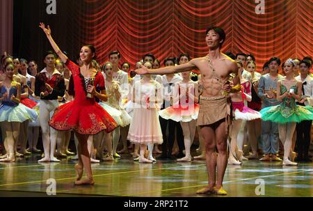 (180811) -- SHANGHAI, 11 août 2018 -- les concurrents chinois Shi Yue (à droite, devant) et Ao Dingwen (à gauche, devant) reçoivent des médailles d'or lors de la sixième compétition internationale de ballet de Shanghai à Shanghai, dans l'est de la Chine, le 11 août 2018. La compétition s'est terminée ici samedi. ) (Zwx) CHINA-SHANGHAI-BALLET COMPETITION-CLÔTURE (CN) RenxLong PUBLICATIONxNOTxINxCHN Banque D'Images