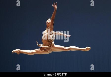 Divertissement Bilder des Tages (180811) -- SHANGHAI, 11 août 2018 -- le concurrent chinois Shi Yue se produit lors de la sixième compétition internationale de ballet de Shanghai à Shanghai, dans l'est de la Chine, le 11 août 2018. La compétition s'est terminée ici samedi. ) (Zwx) CHINA-SHANGHAI-BALLET COMPETITION-CLÔTURE (CN) RenxLong PUBLICATIONxNOTxINxCHN Banque D'Images