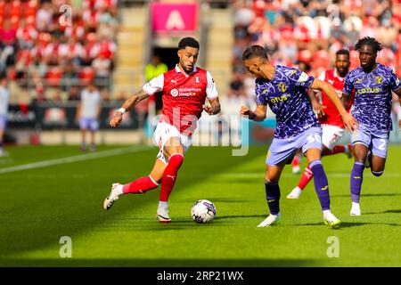 AESSEAL New York Stadium, Rotherham, Angleterre - 2 septembre 2023 Andre Green (11) de Rotherham United affronte Dimitris Giannoulis (30) de Norwich City - pendant le match Rotherham United contre Norwich City, Sky Bet Championship, 2023/24, AESSEAL New York Stadium, Rotherham, Angleterre - 2 septembre 2023 crédit: Mathew Marsden/WhiteRosePhotos/Alamy Live News Banque D'Images