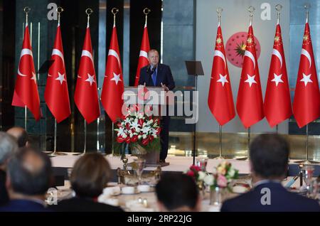 (180813) -- ANKARA, 13 août 2018 -- le président turc Recep Tayyip Erdogan prononce un discours lors de la conférence des ambassadeurs turcs au Palais présidentiel à Ankara, Turquie, le 13 août 2018. Le président turc Recep Tayyip Erdogan a dénoncé la crise de la lire comme un complot contre la Turquie, avertissant que son pays va forger de nouvelles alliances et de nouveaux marchés en réponse à un désaccord amer avec un allié de longue date, les États-Unis, qui a fait que la monnaie turque a atteint des niveaux records. (lrz) TURKEY-ANKARA-ERDOGAN-SPEECH TurkishxPresidentialxPalace PUBLICATIONxNOTxINxCHN Banque D'Images