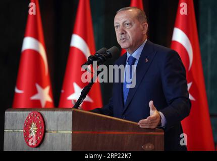 (180813) -- ANKARA, 13 août 2018 -- le président turc Recep Tayyip Erdogan prononce un discours lors de la conférence des ambassadeurs turcs au Palais présidentiel à Ankara, Turquie, le 13 août 2018. Le président turc Recep Tayyip Erdogan a dénoncé la crise de la lire comme un complot contre la Turquie, avertissant que son pays va forger de nouvelles alliances et de nouveaux marchés en réponse à un désaccord amer avec un allié de longue date, les États-Unis, qui a fait que la monnaie turque a atteint des niveaux records. (lrz) TURKEY-ANKARA-ERDOGAN-SPEECH TurkishxPresidentialxPalace PUBLICATIONxNOTxINxCHN Banque D'Images