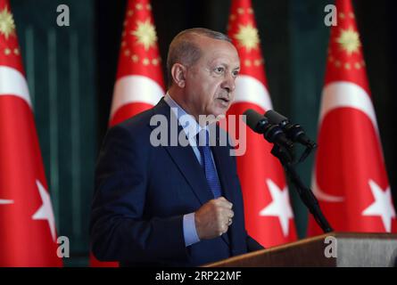 (180813) -- ANKARA, 13 août 2018 -- le président turc Recep Tayyip Erdogan prononce un discours lors de la conférence des ambassadeurs turcs au Palais présidentiel à Ankara, Turquie, le 13 août 2018. Le président turc Recep Tayyip Erdogan a dénoncé la crise de la lire comme un complot contre la Turquie, avertissant que son pays va forger de nouvelles alliances et de nouveaux marchés en réponse à un désaccord amer avec un allié de longue date, les États-Unis, qui a fait que la monnaie turque a atteint des niveaux records. (lrz) TURKEY-ANKARA-ERDOGAN-SPEECH TurkishxPresidentialxPalace PUBLICATIONxNOTxINxCHN Banque D'Images