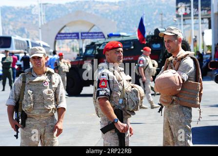 (180814) -- DAMAS, 14 août 2018 -- des officiers de la police militaire russe sont vus à la frontière de Jdaidet Yabous entre la Syrie et le Liban le 13 août 2018. Environ 150 réfugiés syriens sont retournés dans leur pays lundi de Shabaa au Liban, ont rapporté les médias locaux. Il s’agit du quatrième groupe de réfugiés syriens qui retournent dans leur patrie depuis Shabaa. )(gj) SYRIE-DAMAS-RÉFUGIÉS-RETOUR-DU-LIBAN AmmarxSafarjalani PUBLICATIONxNOTxINxCHN Banque D'Images