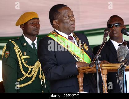 (180813) -- HARARE, le 13 août 2018 -- Emmerson Mnangagwa (C), président élu du Zimbabwe, prononce un discours lors de la commémoration de la Journée des héros à Harare, Zimbabwe, le 13 août 2018. Emmerson Mnangagwa a exhorté lundi les Zimbabwéens à se concentrer sur la reconstruction de l'économie après les élections de juillet 30, le résultat étant contesté par l'opposition MDC Alliance devant les tribunaux. ZIMBABWE-HARARE-HEROES DAY-REMEMEMORATION-MNANGAGWA SHAUNXJUSA PUBLICATIONXNOTXINXCHN Banque D'Images